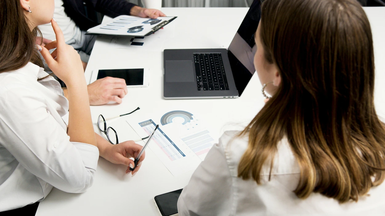 Equipo de trabajo revisando informes