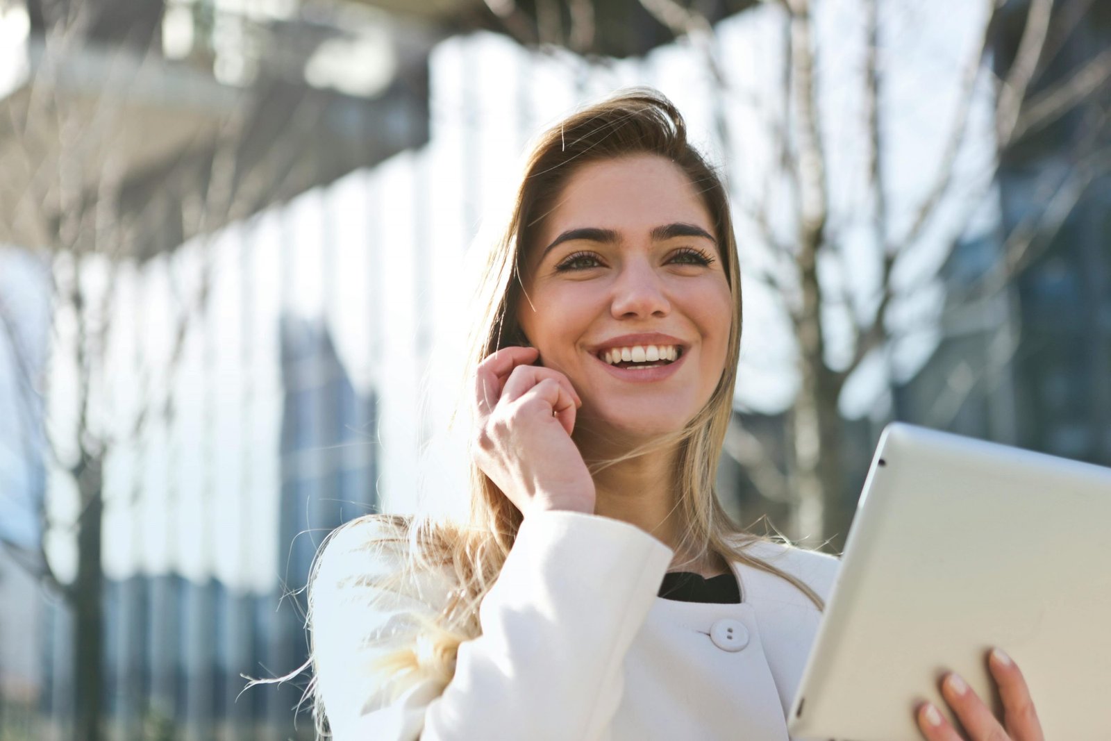 Chica sonriendo hablando por teléfono