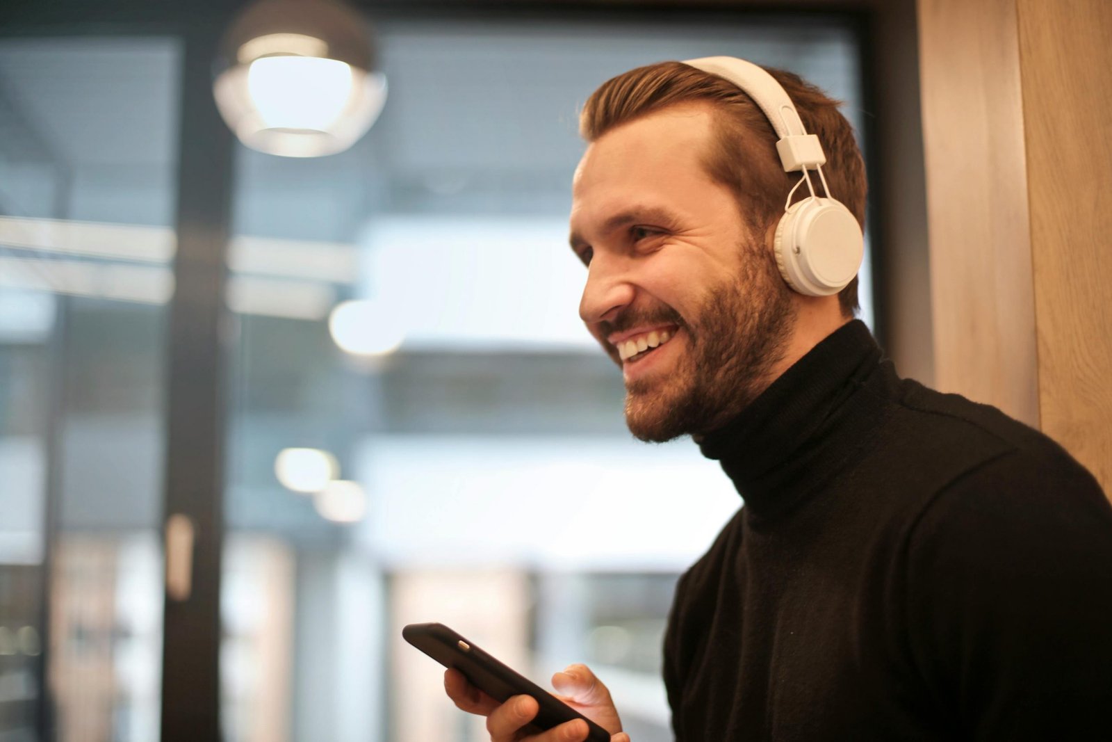 Chico sonriendo con auriculares