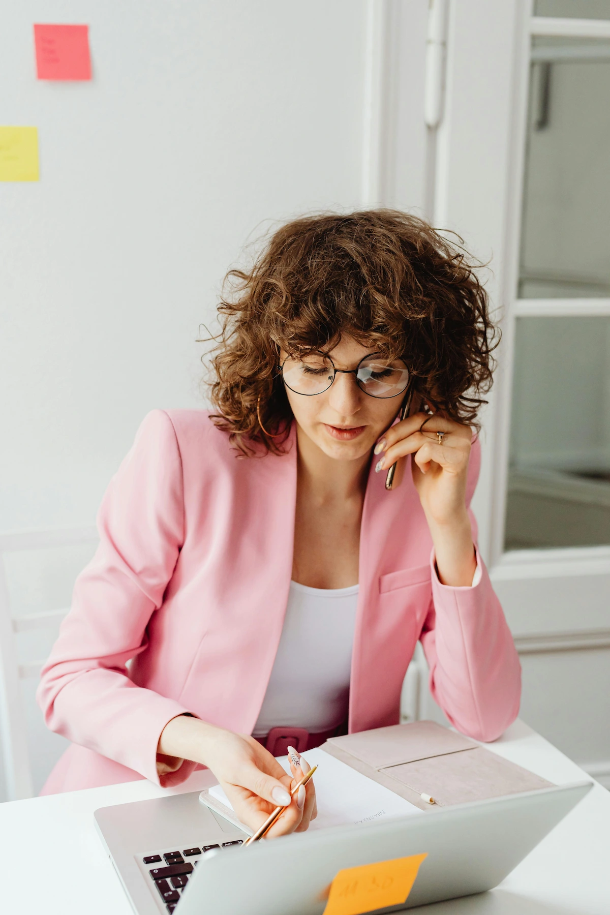 Chica trabajando en el escritorio